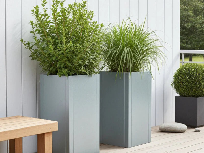 CUBY Pflanzkübel aus verzinktem Stahl auf moderner Terrasse mit grünen Pflanzen