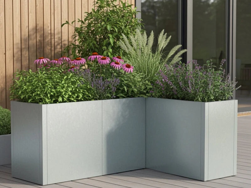 Winkel Pflanzkasten aus verzinktem Stahl von CUBY mit Sommerblumen
