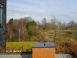 Deckel für Feuergrill aus schwarzem Stahl im Garten mit freiem Ausblick