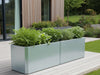Langer flacher EDGY Pflanzkübel aus verzinktem Stahl auf der Terrasse
