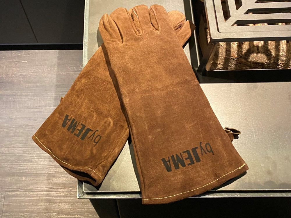 Grillhandschuhe aus Leder im Außenbereich beim Grillen