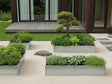 Hochbeete aus verzinktem Stahl mit Pflanzen und Bonsai im minimalistischen Zen-Garten