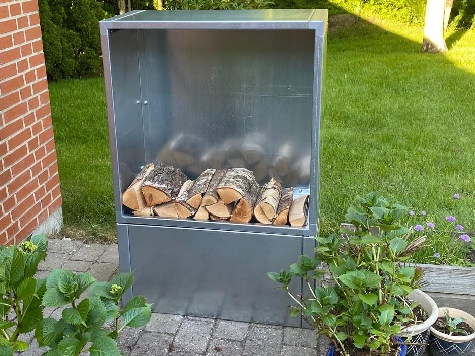 Frontansicht eines Kaminholzregals aus verzinktem Stahl mit gestapeltem Brennholz