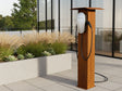 Ladesäule für Elektroauto aus Cortenstahl im Garten