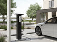 Schwarze Ladesäule für Elektroauto auf Parkplatz