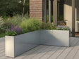 Eckiges Hochbeet aus Metall mit Stauden und Sommerblumen