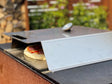 Pizzaofen aus Edelstahl auf der Grillplatte platziert