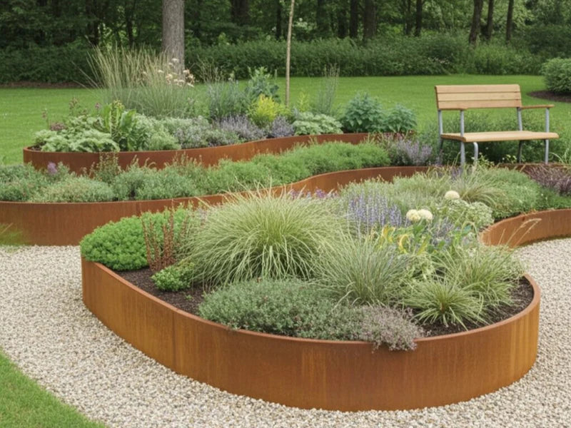 Gebogene Stützmauer aus Cortenstahl mit Stauden im Garten