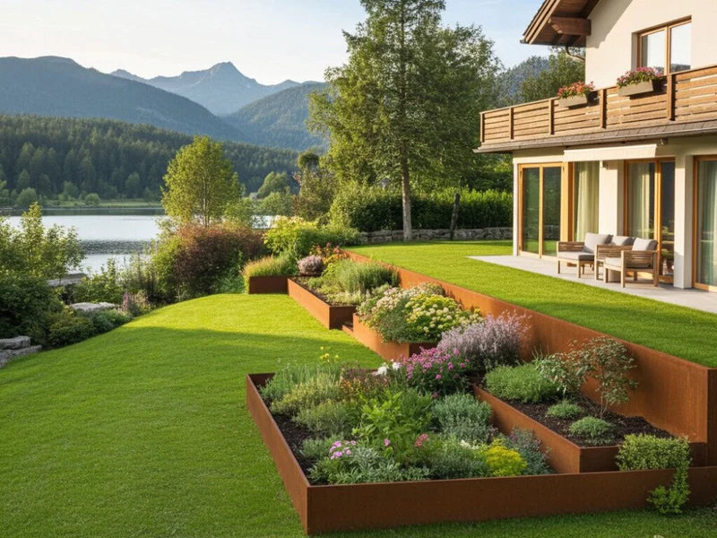 Terrassierte Stützmauern aus Cortenstahl im Hanggarten