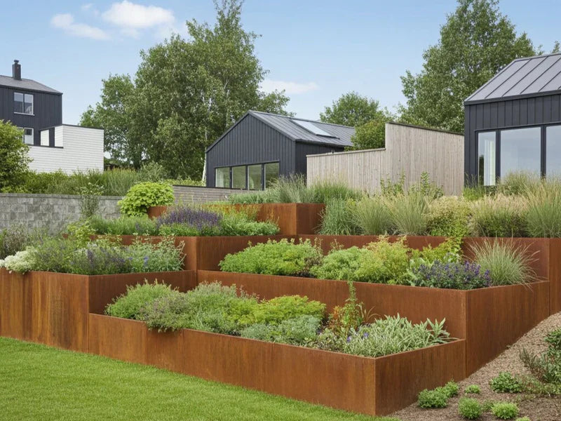 Terrassierte Pflanzbeete mit Stützmauer aus Cortenstahl