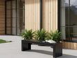 Moderne U-Bank aus schwarzem Stahl im Garten