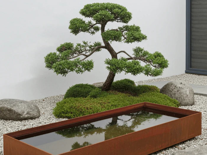 Rechteckiges Cortenstahl Wasserbecken als ruhiges Wasserspiel im japanisch inspirierten Garten