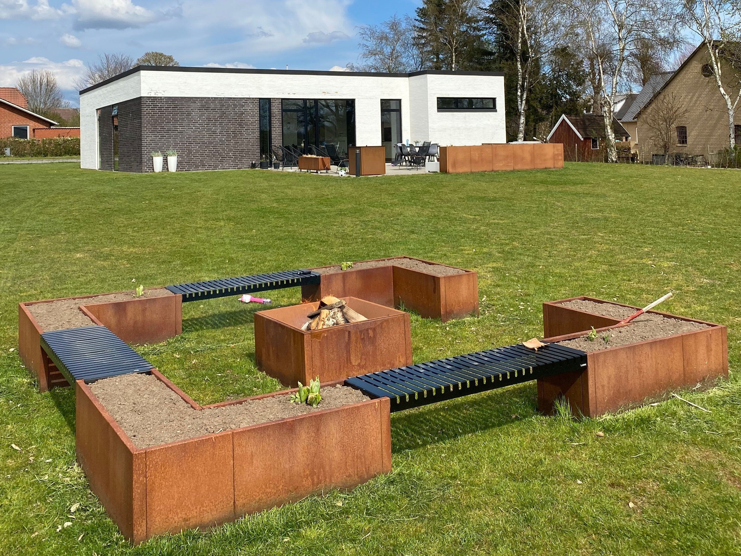 Vinkel plantekasse cortenstål CUBY 40 cm højde - flere længder